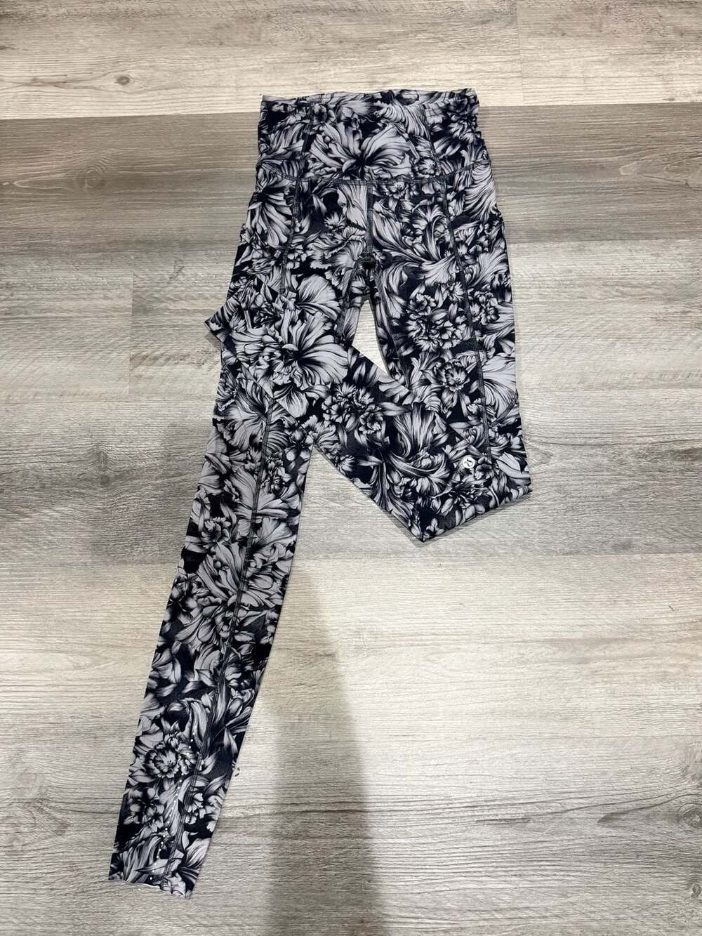 Lululemon Fast and Free Tight Size 2 Night Garden Black White Leggings